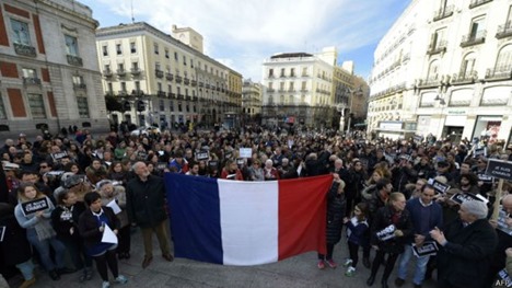 Тысячи людей собрались в Париже на марш единства