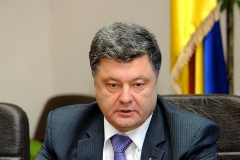 Порошенко ввел в действие решение СНБО о противодействии "российской угрозе"