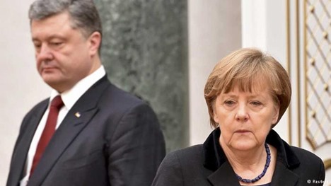 Порошенко просит Меркель о миротворческой миссии ЕС на Донбассе