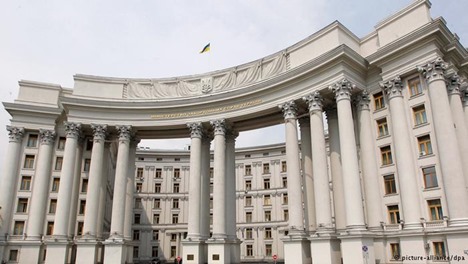 МИД: Киев готов к диалогу с избранными представителями Донбасса