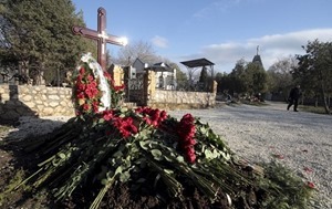 Януковича-младшего похоронили за забором кладбища 