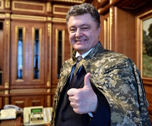 Порошенко примерял куртку «циничного бандеры» (ФОТО)