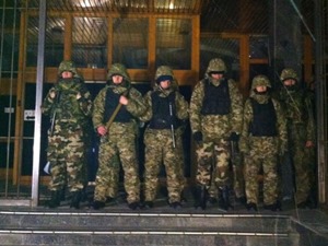 К зданию «Укрнафты» привезли около 40 вооруженных бойцов