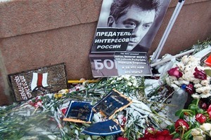 Вандалы осквернили мемориал на месте гибели Немцова
