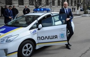 Украинская полиция получит две тысячи авто - Яценюк