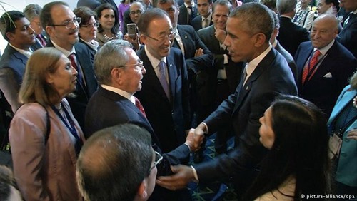 Обама и Кастро пожали руки на историческом саммите в Панаме