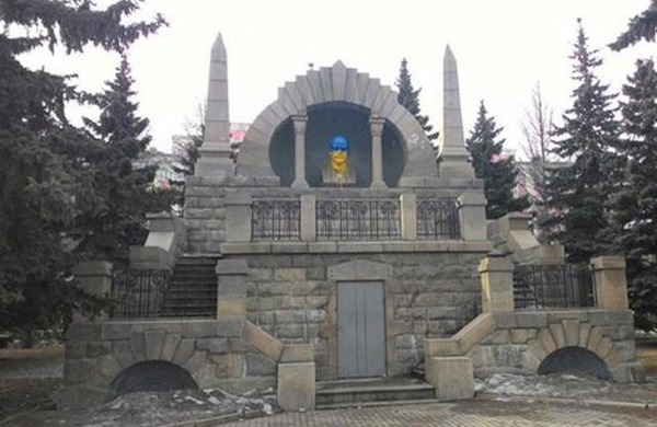 Бюст Ленина в Челябинске раскрасили в цвета Украины
