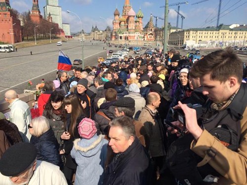 Память Немцова почтили минутой молчания на мосту