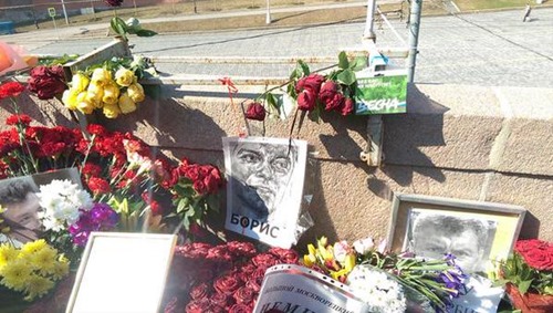 Память Немцова почтили минутой молчания на мосту