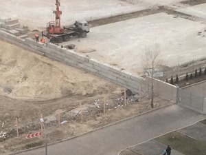Нашумевшую стройку на берегу Днепра в Киеве окружают “берлинской стеной”