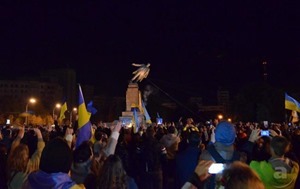 В Харькове снесли еще два памятника Ленину. Милиция ищет “виновных” 