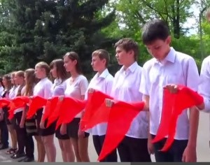 В «ДНР» школьников посвятили в пионеры