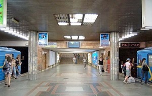 В Киеве на станции метро «Петровка» женщина прыгнула под поезд метрополитена 