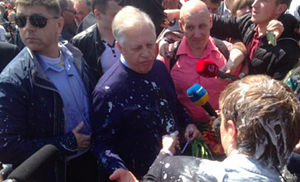 “Свободовец” облил Симоненко и российского журналиста кефиром 