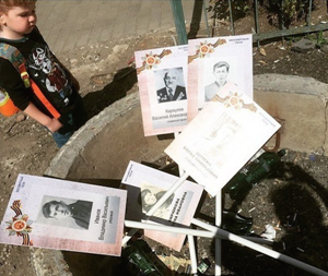 После акции "Бессмертный полк" в Москве люди выбросили портреты “погибших родственников”