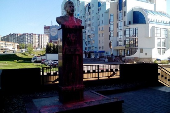 В Липецке бюст Сталина облили розовой краской. ФОТО