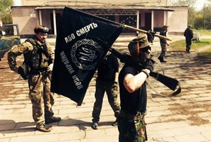 На Луганщине “айдаровцы” повалили очередного Ленина (ФОТО)