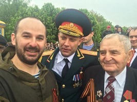 Лидер “ДНР” Захарченко пришел на парад Победы пьяным и едва не упал на сцене