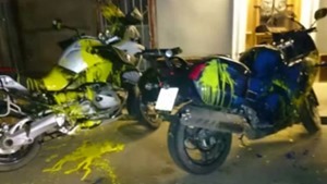 В Тбилиси неизвестные “покрасили” в сине-желтые цвета мотоциклы россиян 