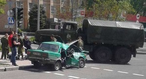 В Донецке грузовик боевиков раздавил легковушку 