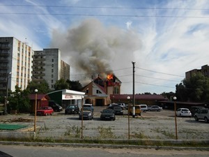 В Житомире горит развлекательный комплекс “Релакс”