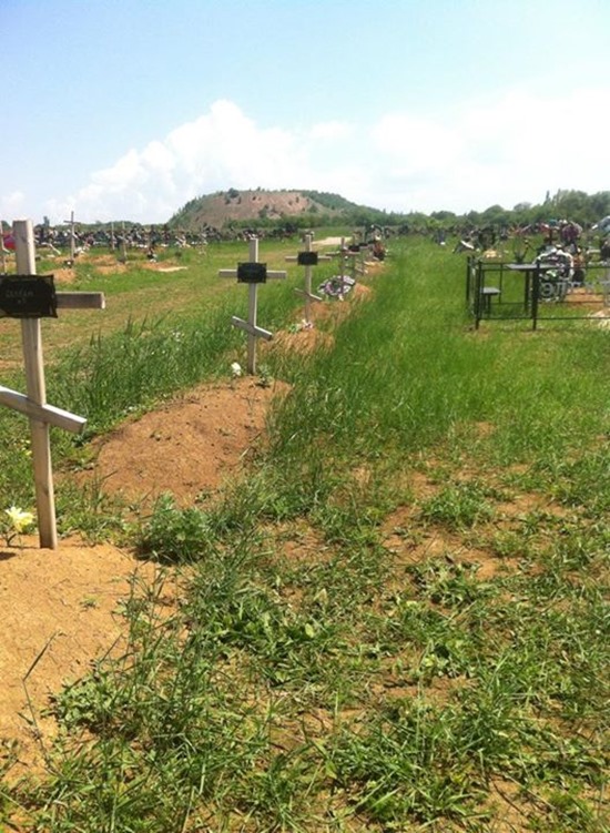 В Сети появились новые фото безымянных могил боевиков "ДНР"
