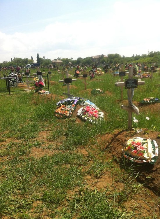 В Сети появились новые фото безымянных могил боевиков "ДНР"