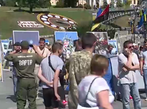В Киеве на Майдане произошла потасовка активистов с представителями теробороны