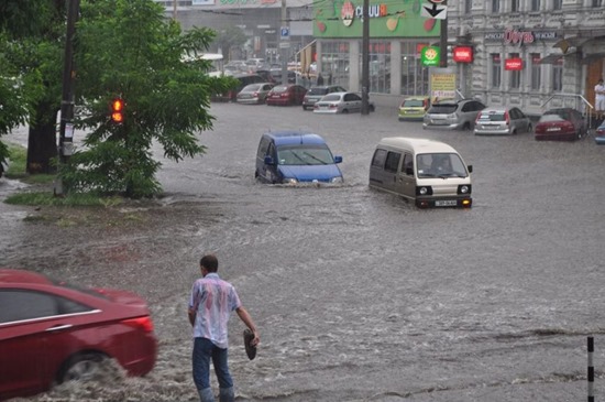 В Днепропетровске прошел сильный ливень, центр города затопило