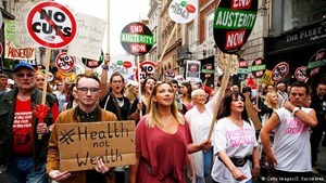 В Лондоне тысячи людей протестуют против политики сбережения