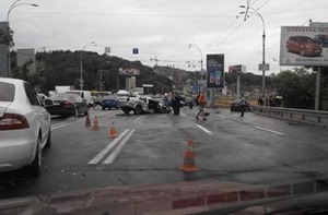 В Киеве на мосту Патона столкнулись три автомобиля