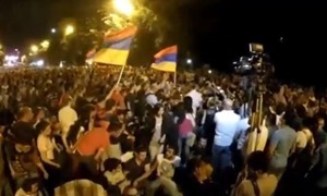 «Коммунальный майдан» в Ереване отправился к президентскому дворцу