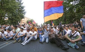 Еще один город в Армении взорвался протестами