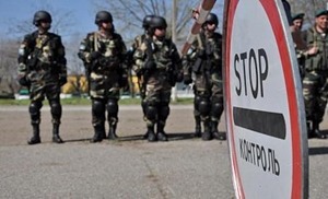 Между Крымом и Украиной россияне замаскировали танки и артиллерию