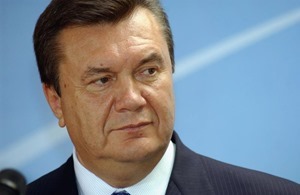 Порошенко просит КС вернуть Януковичу звание президента Украины