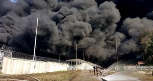 С огнем на нефтебазе под Киевом борются пеной и пожарным поездом