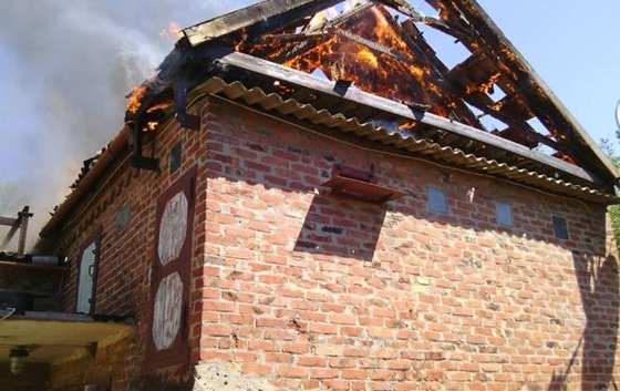 Боевики подожгли дома в селе Новгородское