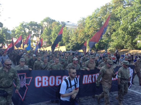 В Киеве добровольцы требуют наступательных действий на Донбассе