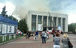 Во время ликвидации пожара в Черкасском драмтеатре пострадали три спасателя