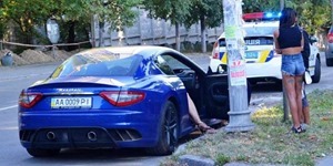 В Киеве два патруля полиции перехватили элитный спорткар Maserati