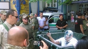 В Одессе активисты провели «мусорную люстрацию» депутату горсовета