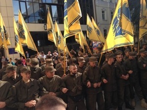 Бойцы «Азова» заблокировали вход в здание ГФС в Киеве