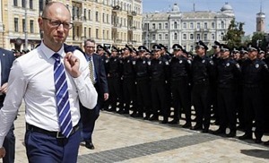 Яценюк: Новая патрульная полиция не будет гонять бабушек с сигаретами 