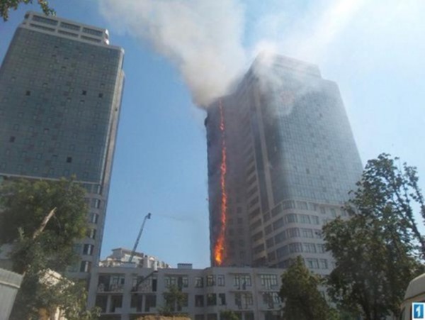 В элитном районе Одессы горит 22-этажный дом