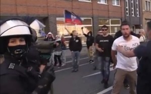 В Германии нацисты с флагом «ДНР» провоцировали полицию на драку