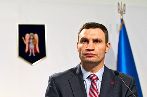 Мэр Киева Кличко искупался в фонтане