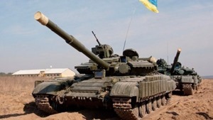 В Новоазовске боевики перекрасили танки в символику Украины 