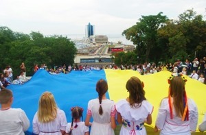 В День государственного флага одесситы развернули 24-метровый флаг Украины