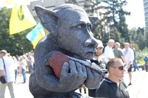 В Запорожье появился необычный памятник Путин-тролль с мертвым снегирем