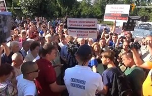 В оккупированном Донецке митингующие пикетирует штаб ОБСЕ 